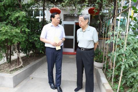 省委组织部副部长老干部局局长黄思光走访慰问省级老领导和企业老干部