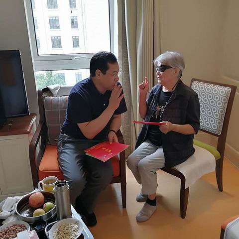 省委组织部副部长省委老干部局局长黄思光走访慰问易地安置离休干部