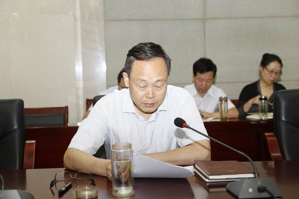 省委老干部局副局长蔡永杰同志主持讲座