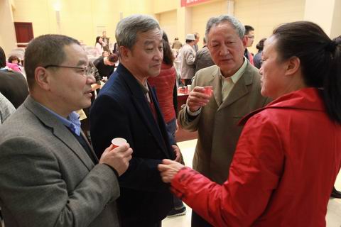 授课前李艳华还为牟玲生赠送了《防癌抗癌,从科学饮食开始》《吃对